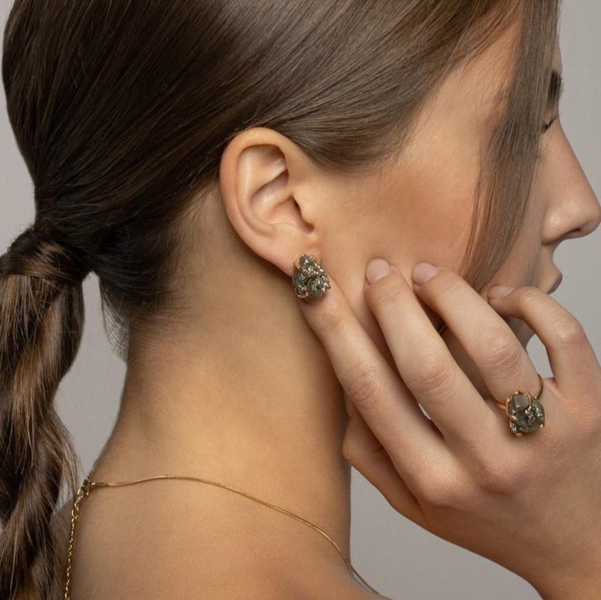 Pyrit Ohrstecker Tropfen – 18K vergoldet, nickelfrei