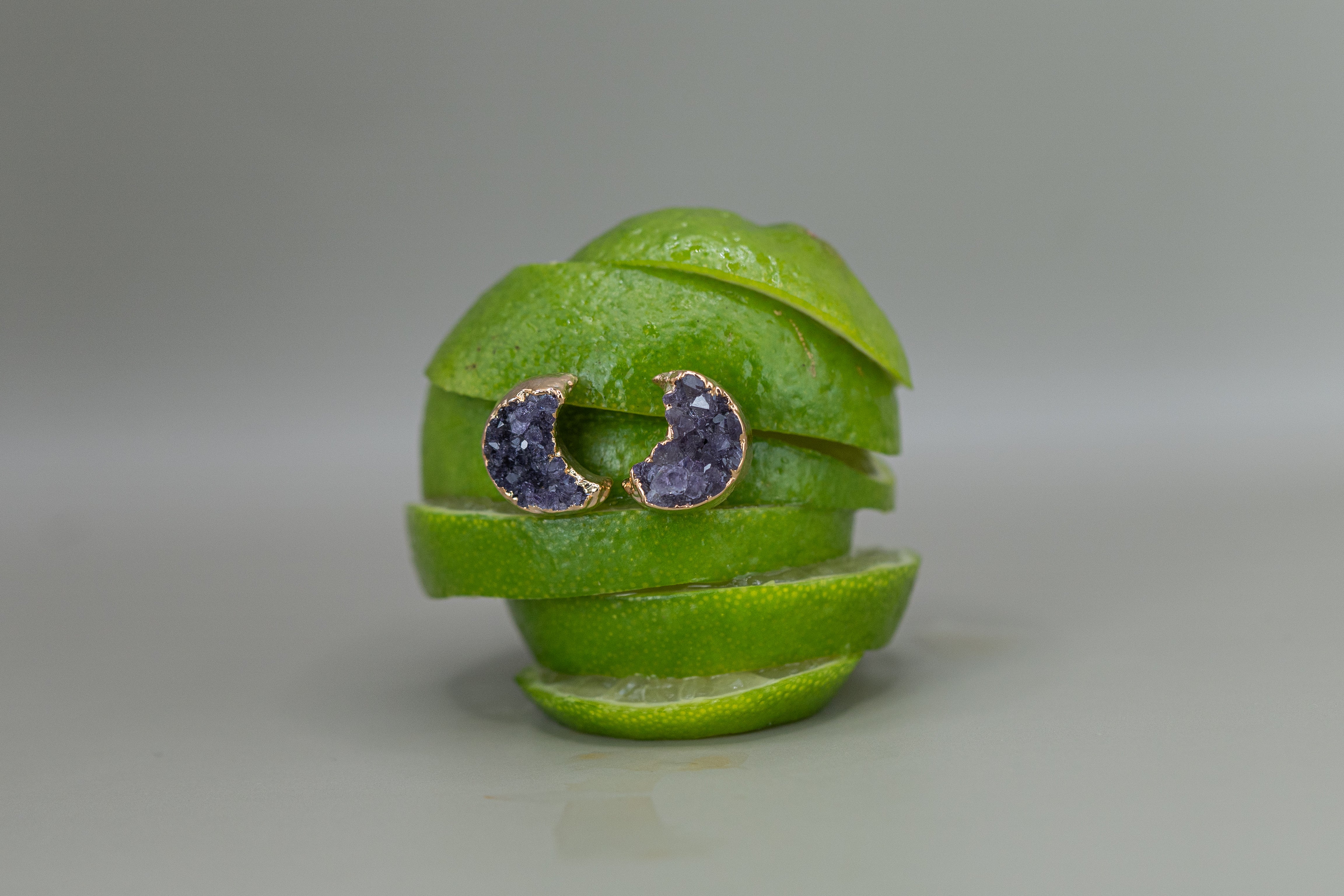 Amethyst Mond Ohrstecker – 18K vergoldet oder versilbert, nickelfrei