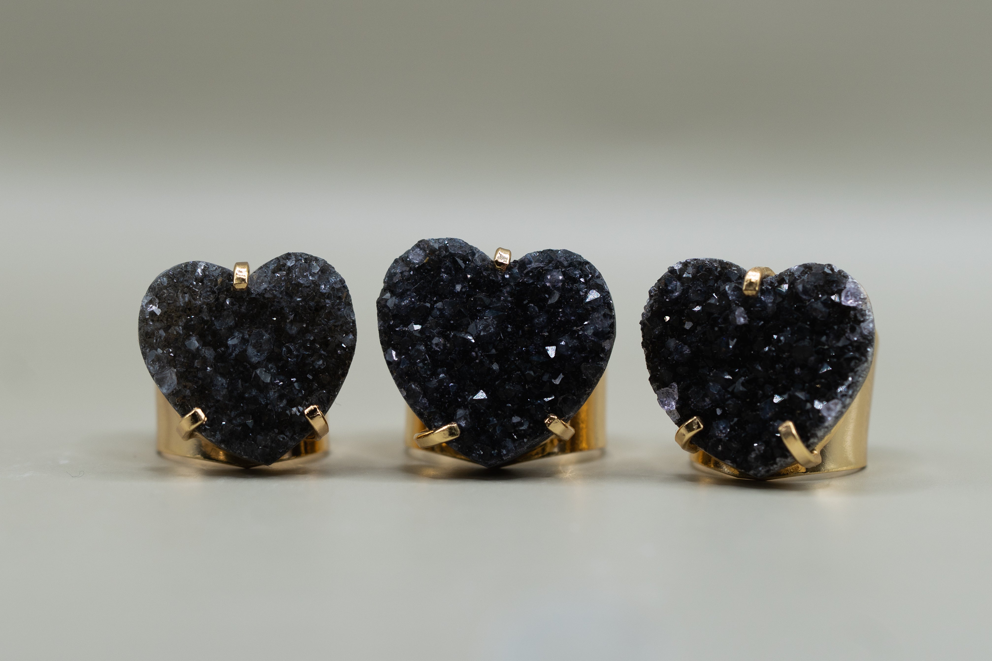 Schwarzer Amethyst Ring – 18K vergoldet & größenverstellbar