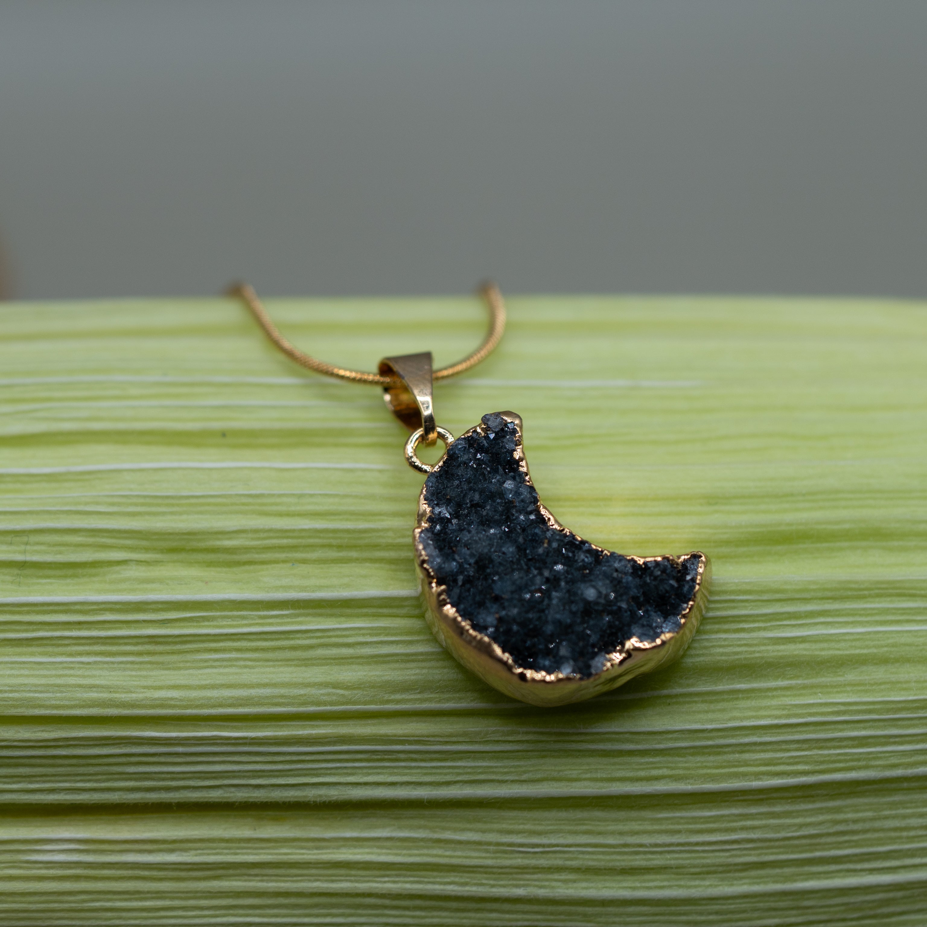 Schwarzer Amethyst Mond Anhänger
