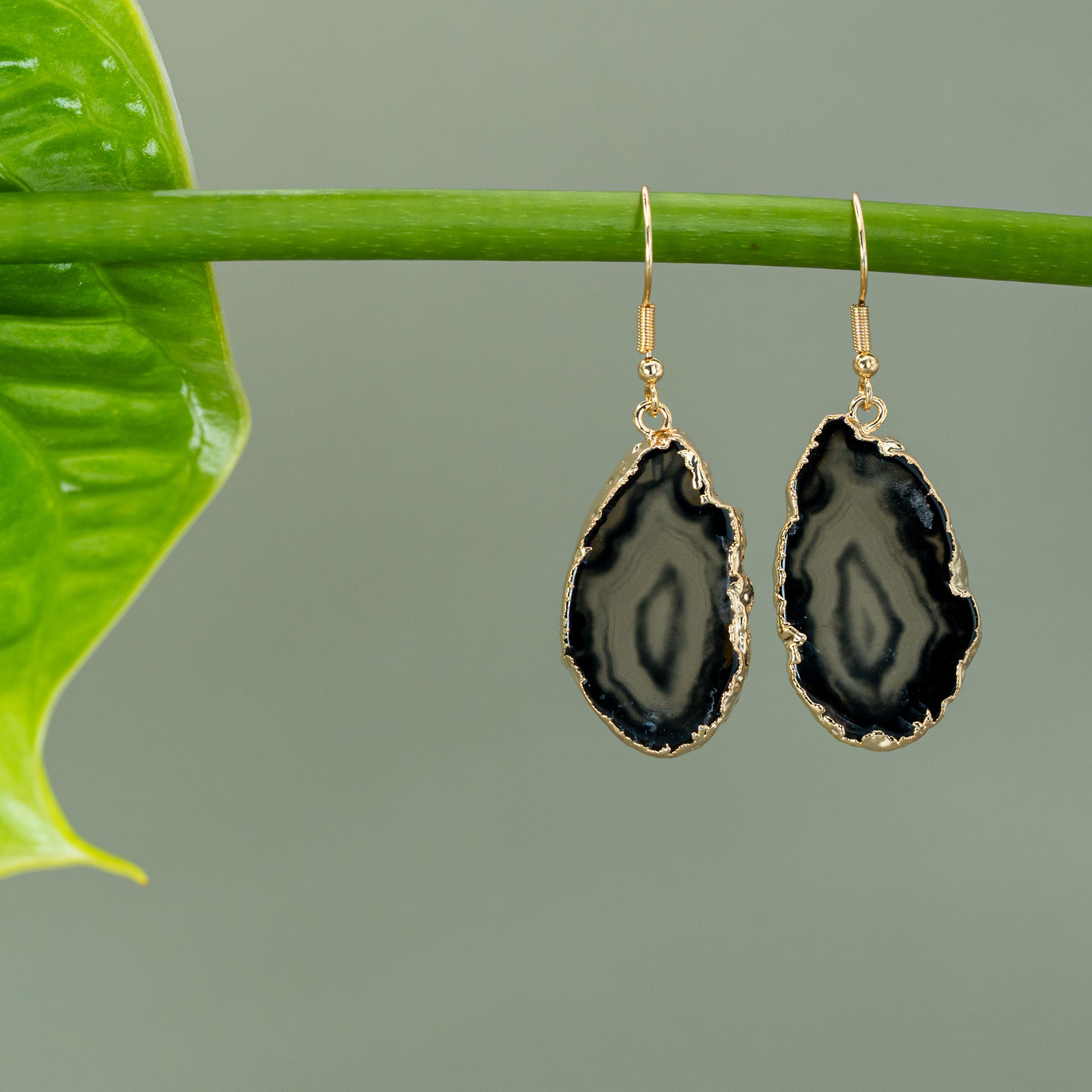 Agate Hänge-Ohrringe – dunkel, 18K vergoldet