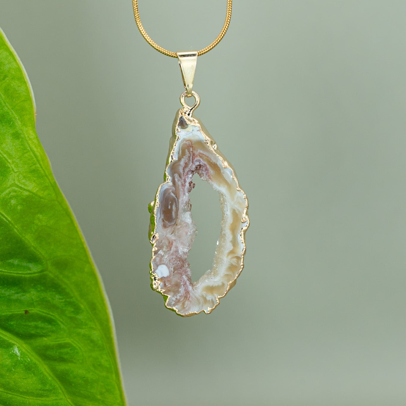 Agate Amulett klein hell – 18K vergoldet mit verstellbarer Kette