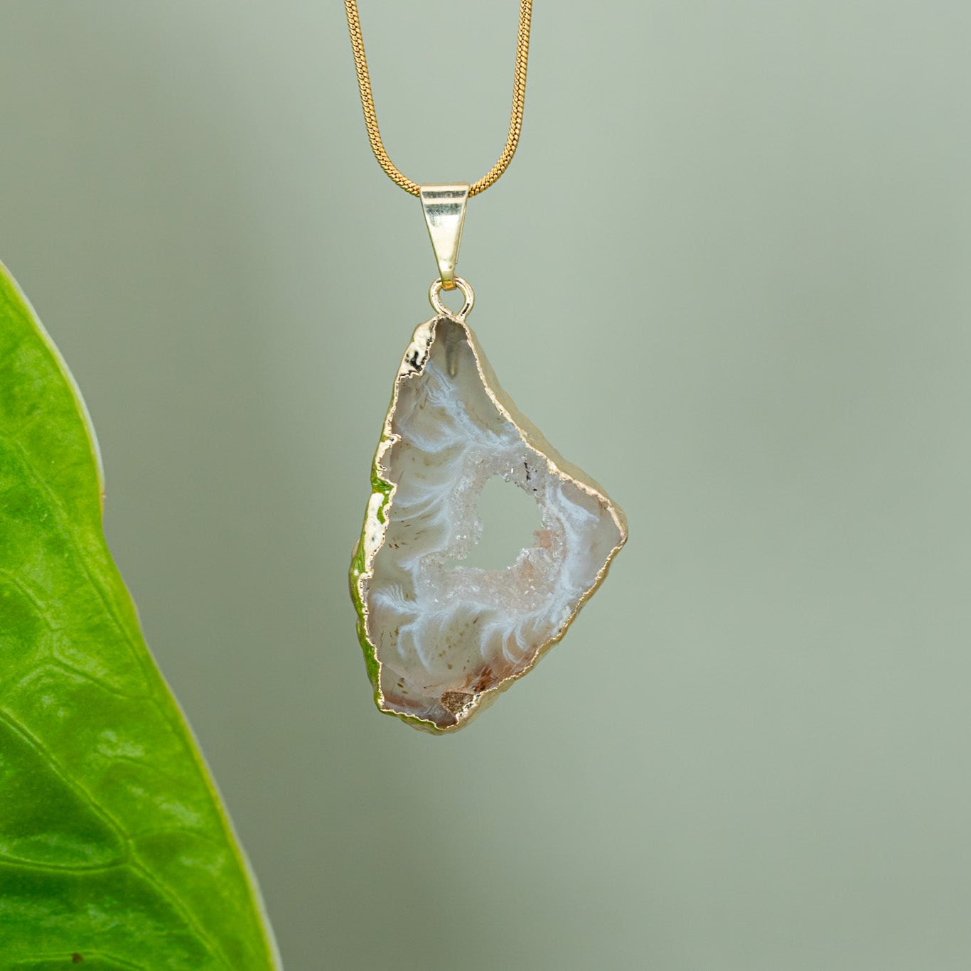 Agate Amulett klein hell – 18K vergoldet mit verstellbarer Kette