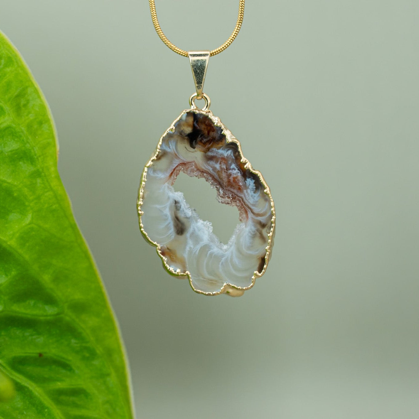 Agate Amulett mittel hell – 18K vergoldet mit verstellbarer Kette