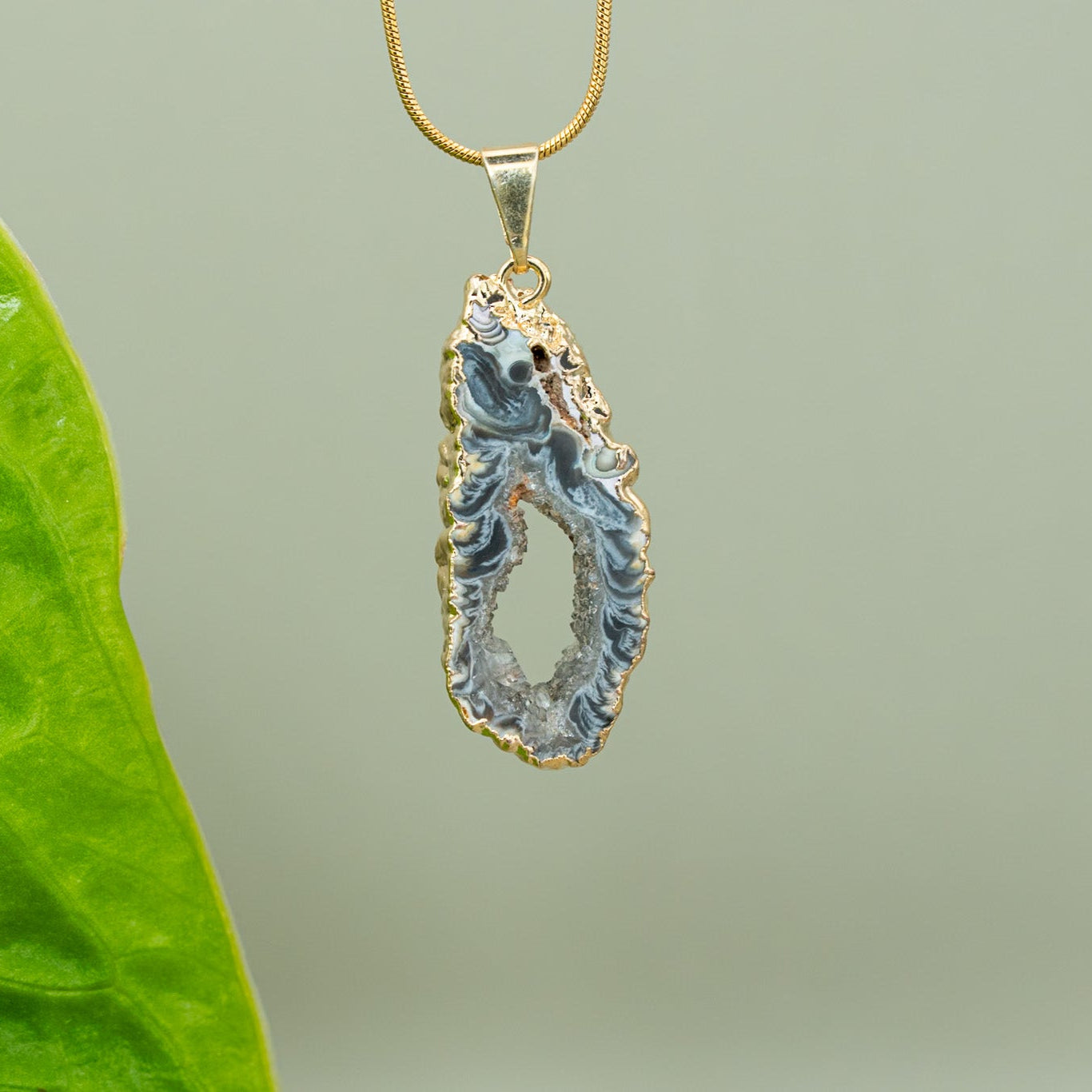 Agate Amulett klein dunkel – 18K vergoldet mit verstellbarer Kette