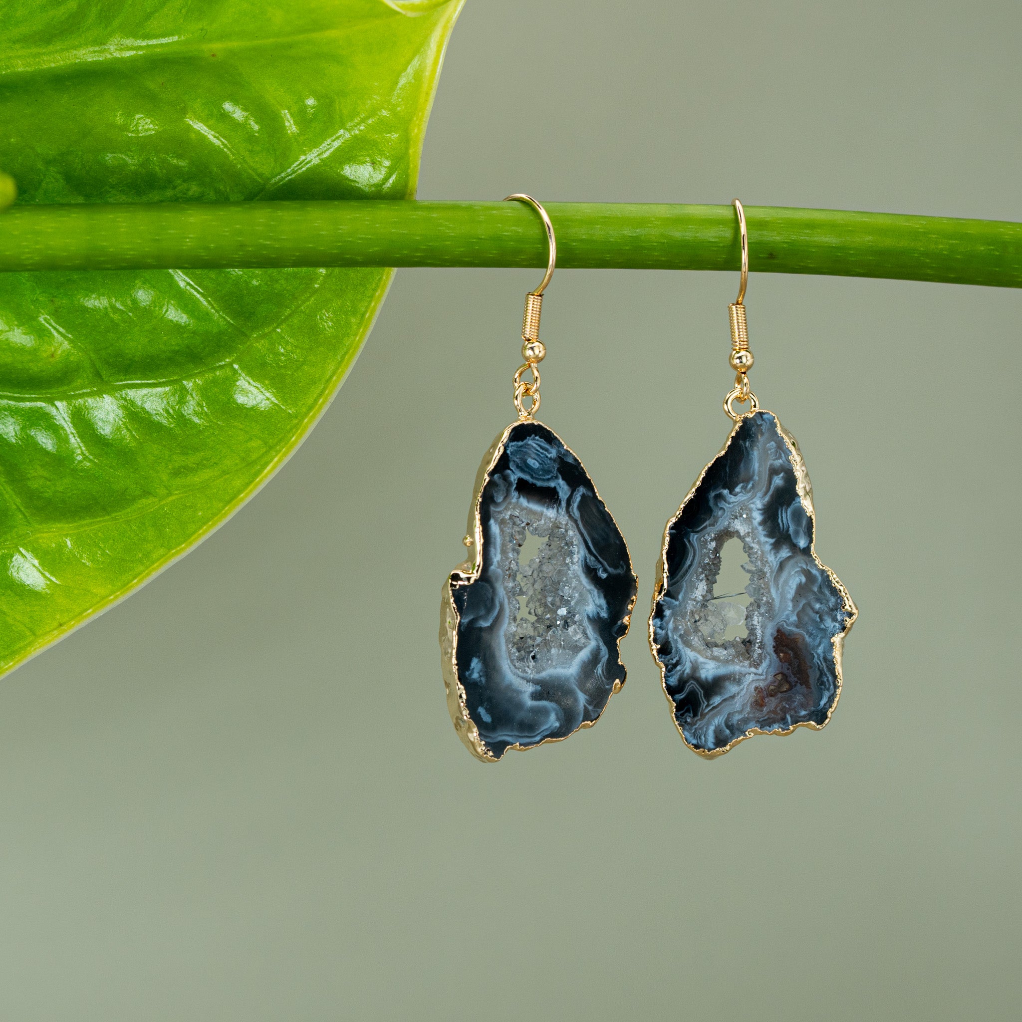 Agate Hänge-Ohrringe – dunkel, 18K vergoldet