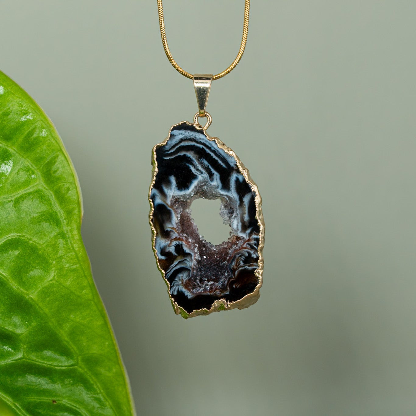 Agate Amulett groß dunkel – 18K vergoldet mit verstellbarer Kette