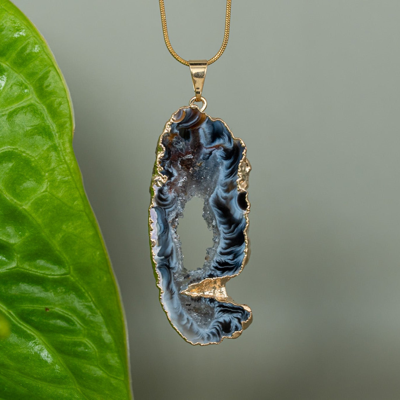 Agate Amulett groß dunkel – 18K vergoldet mit verstellbarer Kette