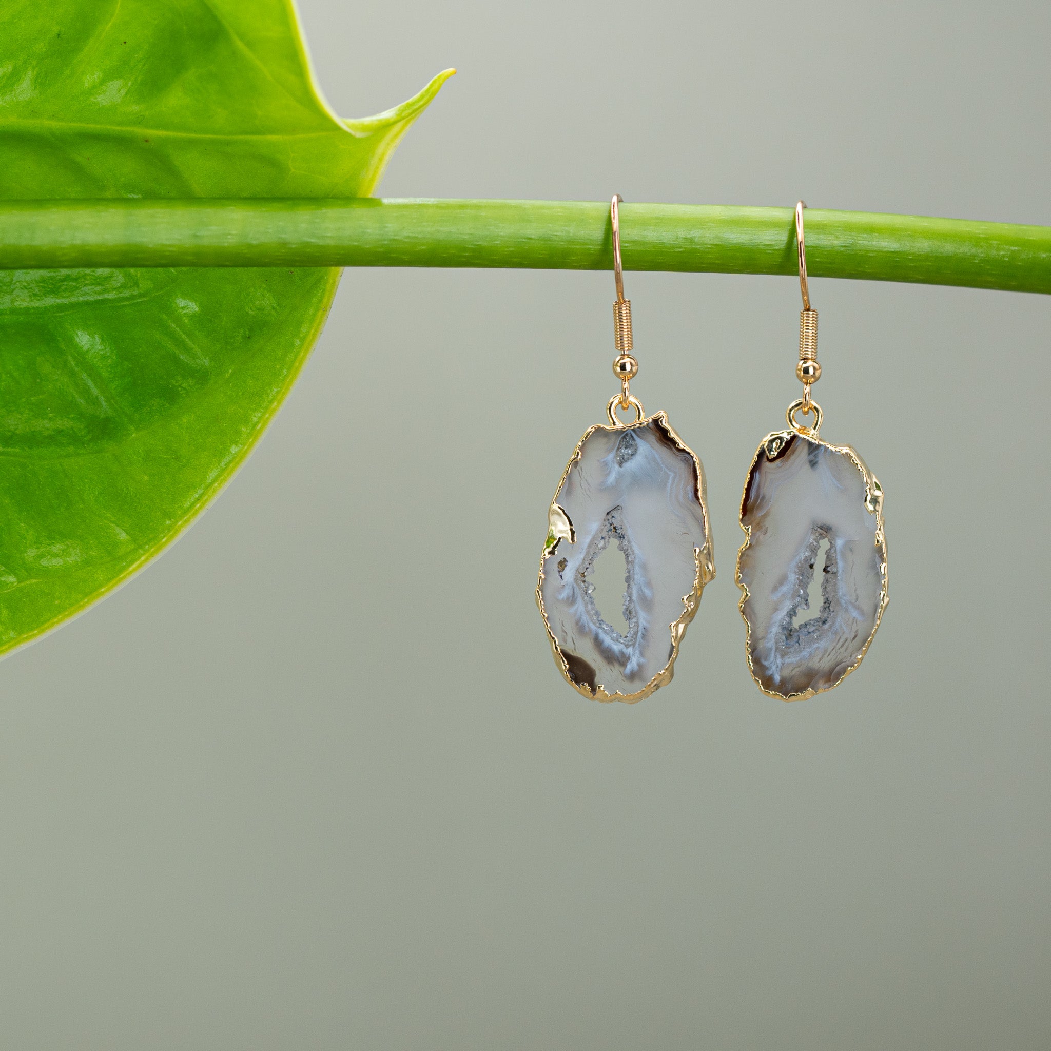 Agate Hänge-Ohrringe – hell, 18K vergoldet