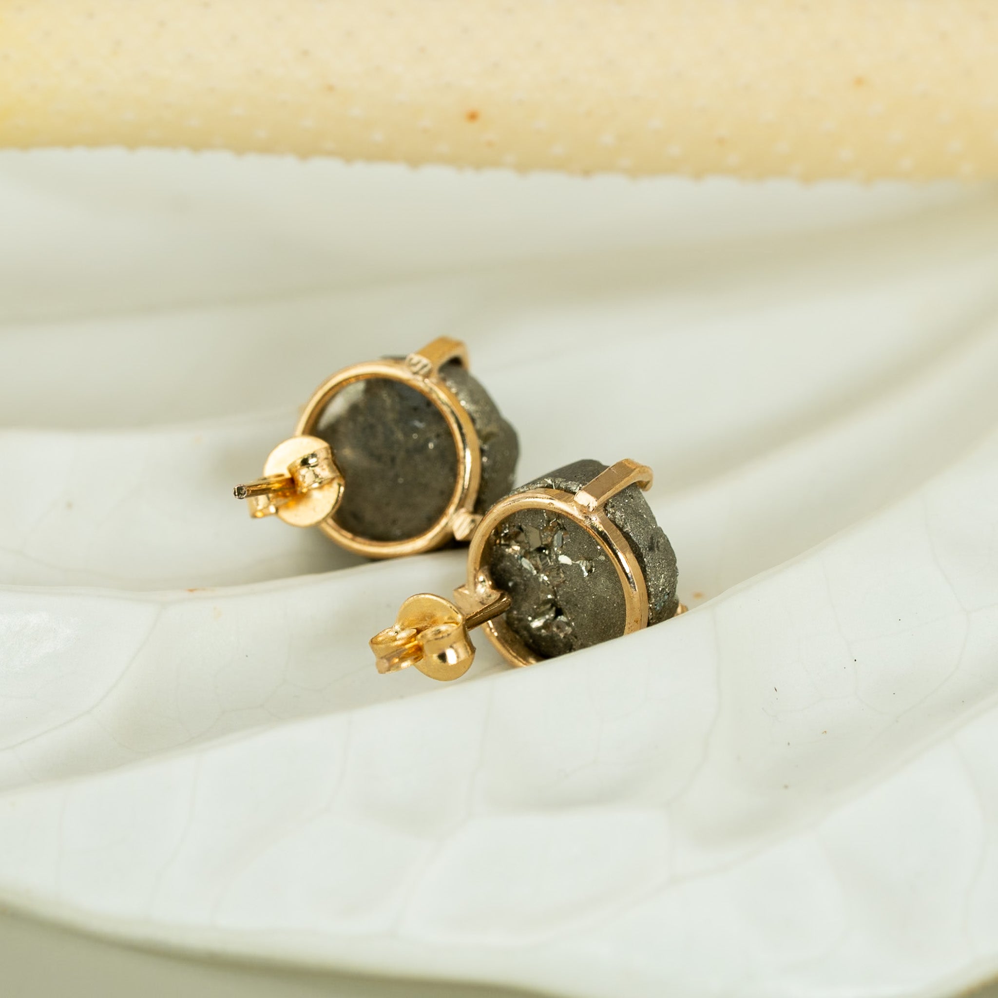 Pyrit Ohrstecker rund – 18K vergoldet oder versilbert, nickelfrei