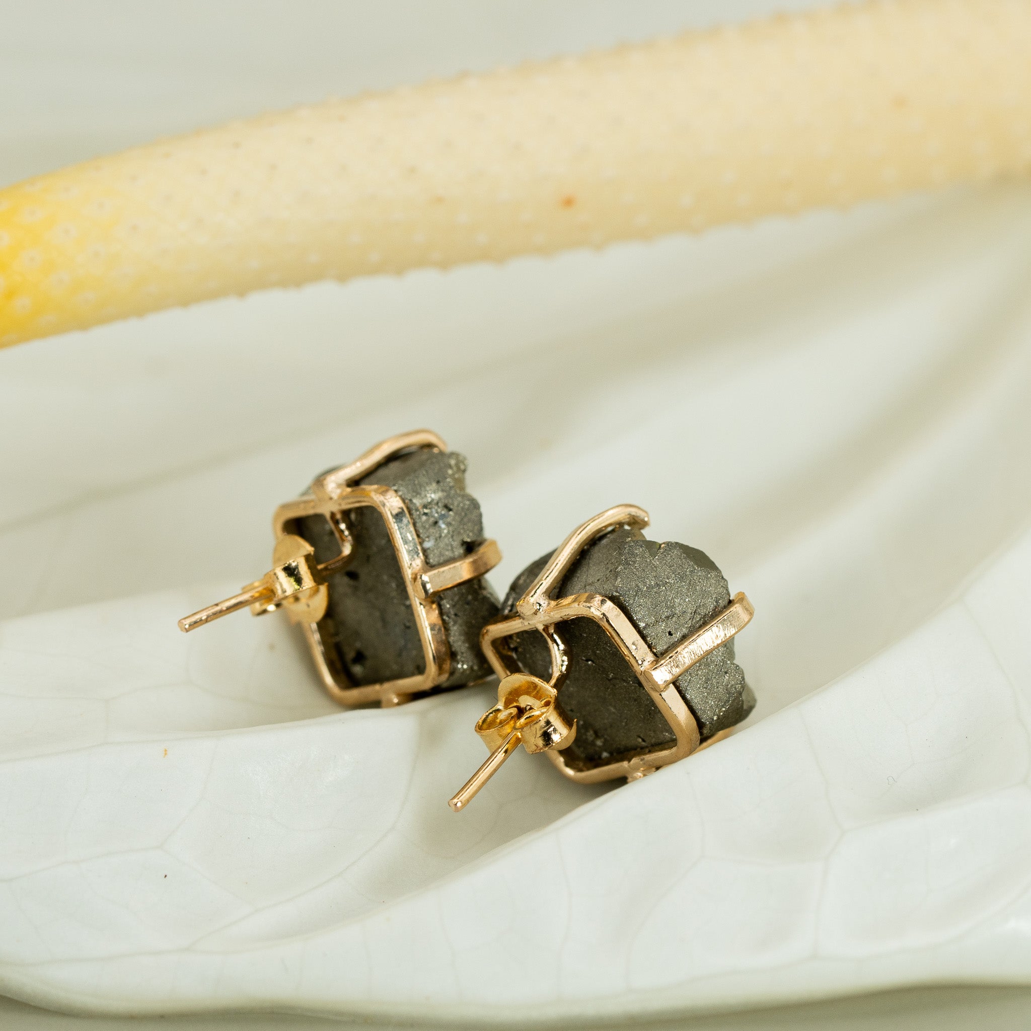 Pyrit Ohrstecker eckig – 18K vergoldet, nickelfrei