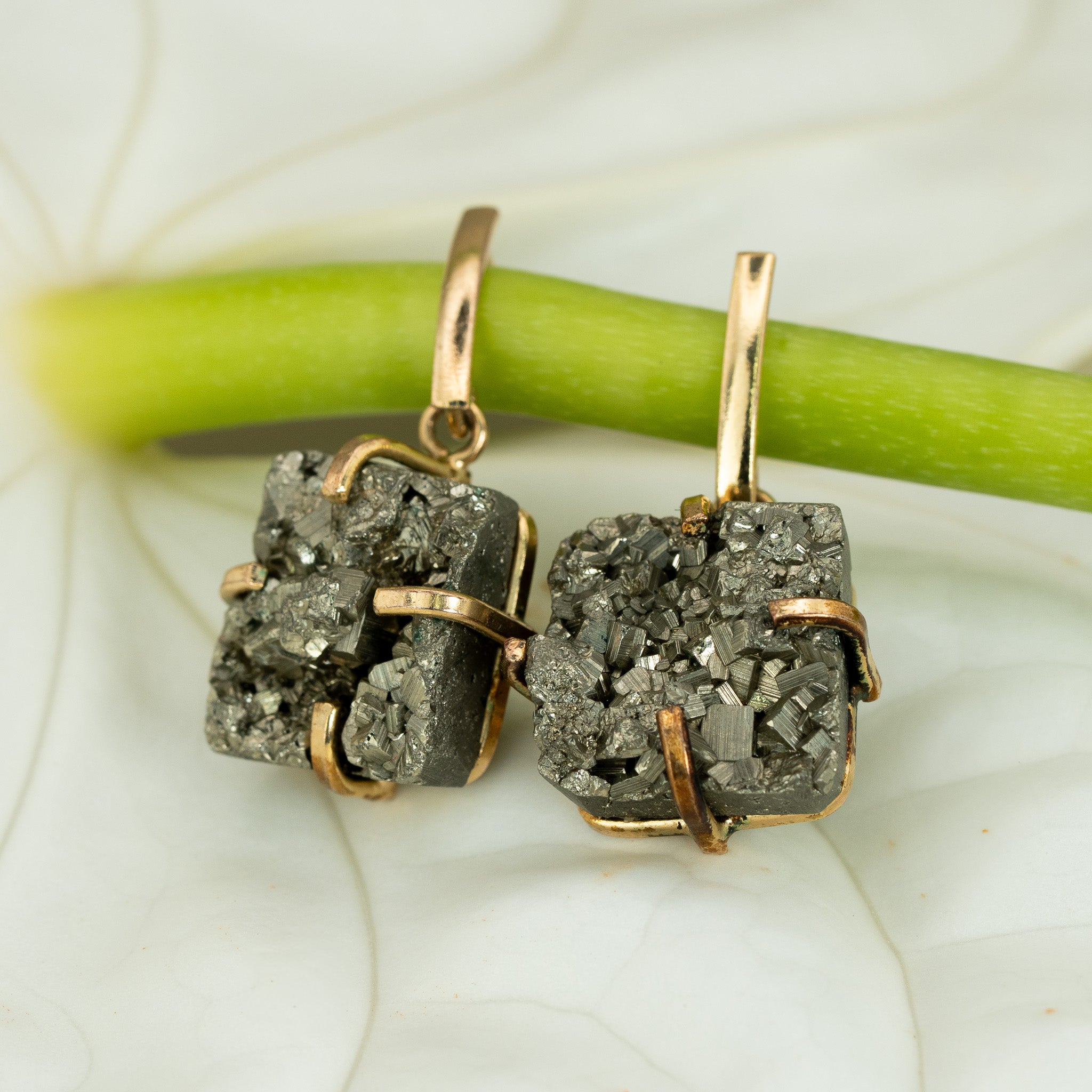 Pyrit Ohrringe eckig – 18K vergoldete Fassung, nickelfrei