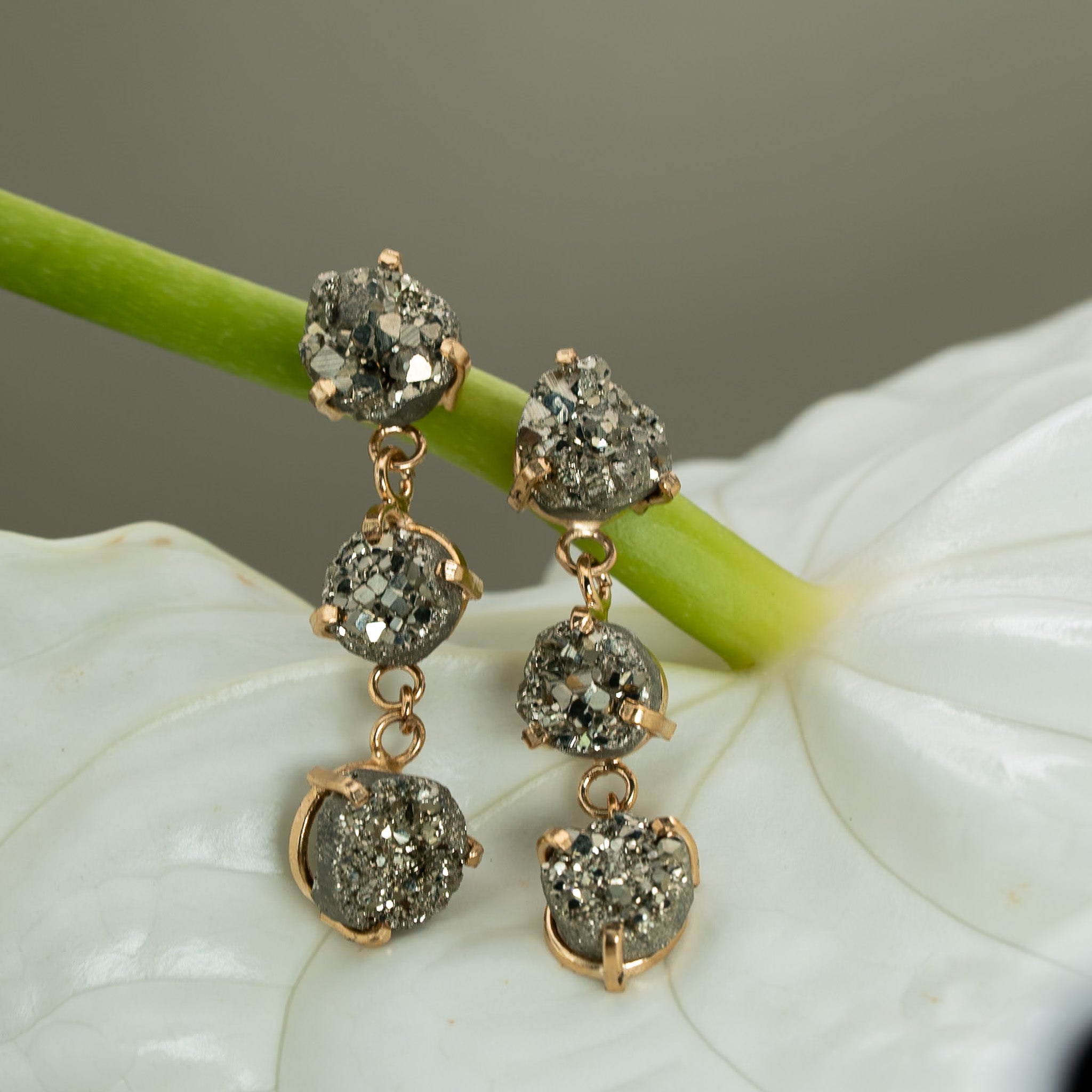 Pyrit Ohrringe dreifach rund – 18K vergoldete Fassung, nickelfrei