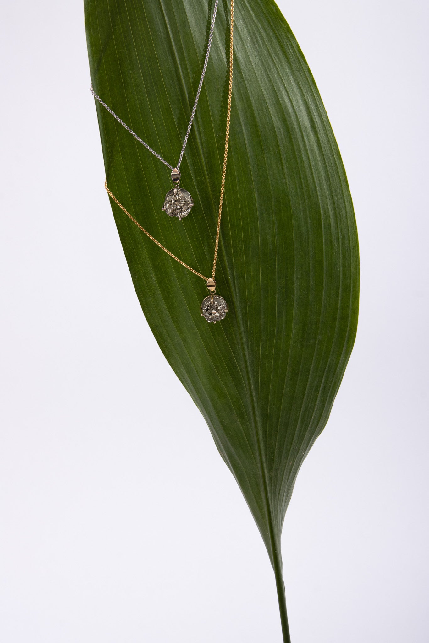 Luxuriöse Pyrit-Anhänger | 14 Karat (Weiß-)Gold | Handgefertigt in Pforzheim